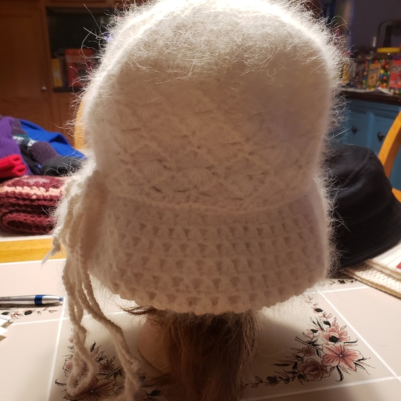 Ladies soft white hat - Picture 4 of 14